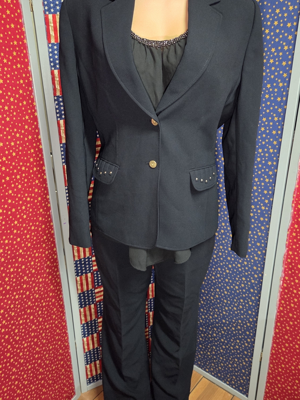 **Women's Black Tailored Two-Piece Blazer and Pants Suit**